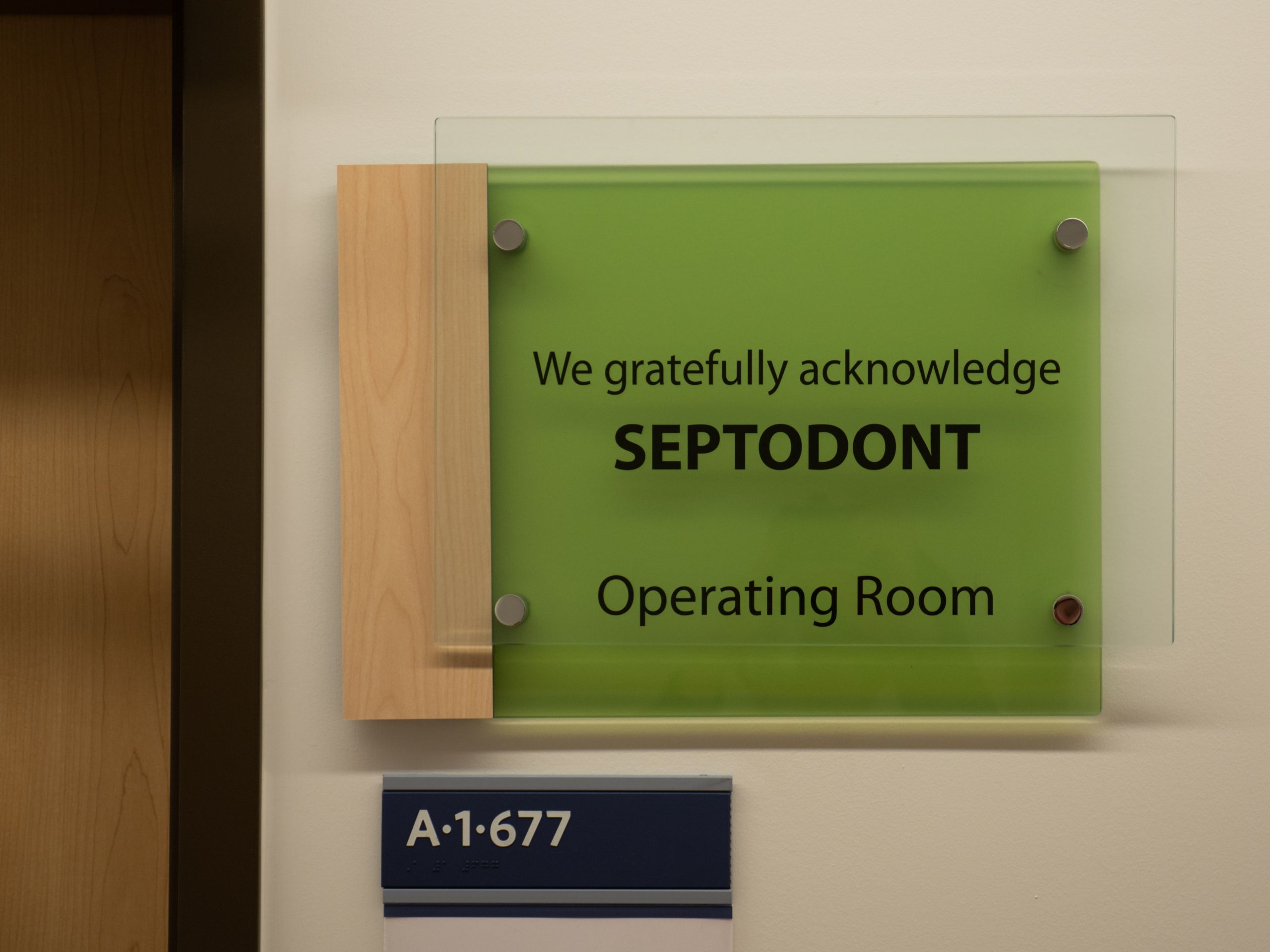 Plaque sur la porte d'une salle d'opération remerciant Septodont