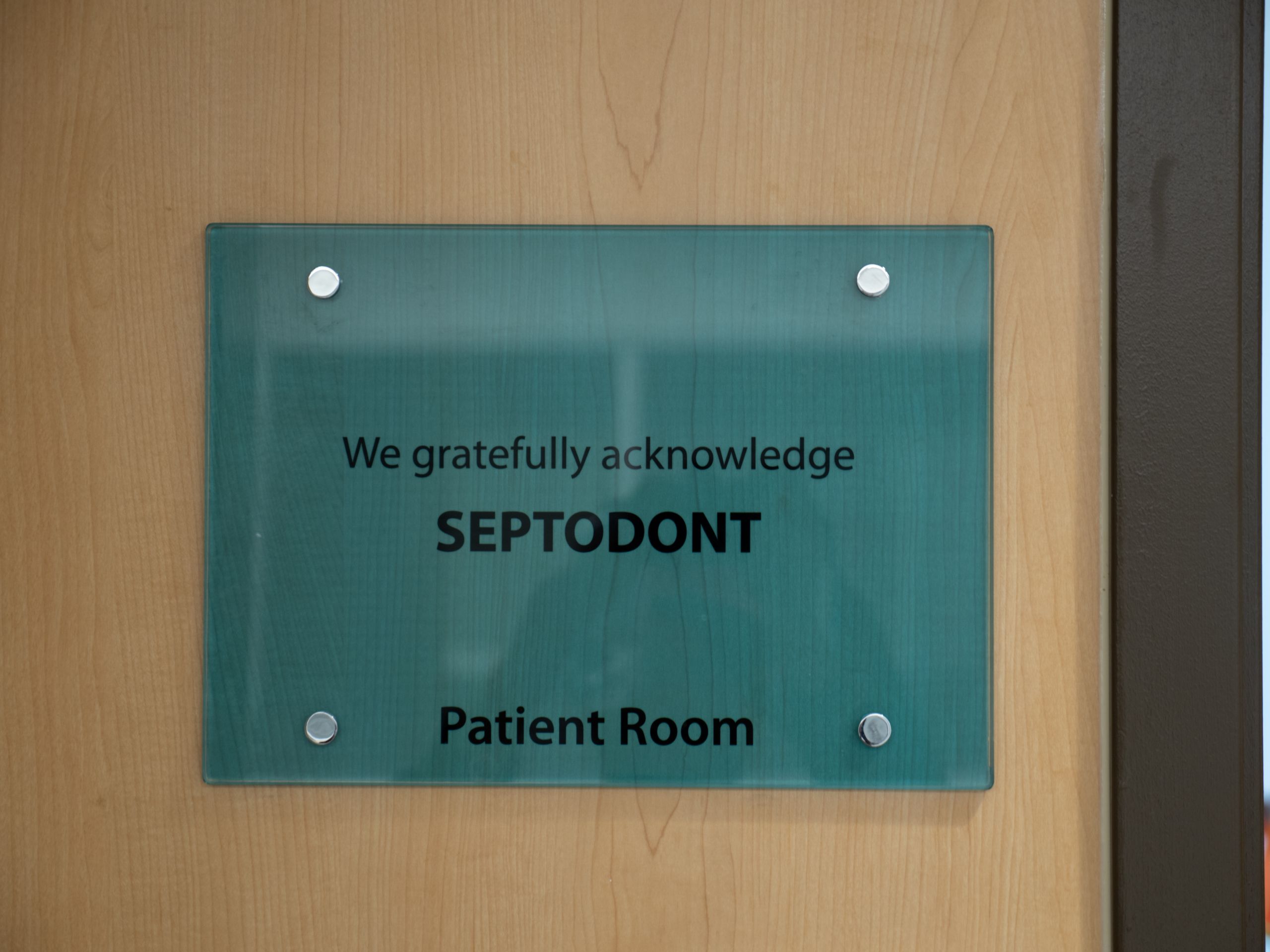 Plaque sur la porte d'une chambre pour patient remerciant Septodont